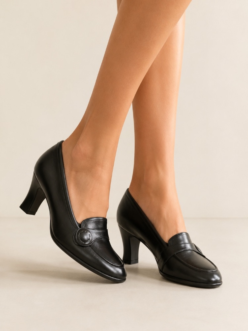 Vintage 90s Antonio Melani Black Leather Kitten Heel Loafers
